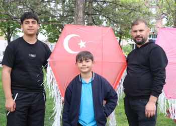 Kayınpederinin vasiyetini yerine getiren damat, yaptığı uçurtmalarla çocukları sevindiriyor