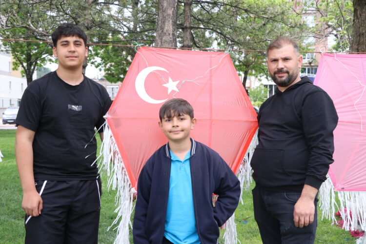 Kayınpederinin vasiyetini yerine getiren damat, yaptığı uçurtmalarla çocukları sevindiriyor