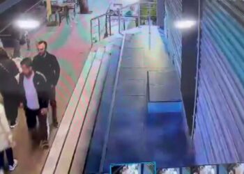 Küçükçekmece'de tehdit mesajları sonrası kuyumcu dükkanına silahlı saldırılar kamerada
