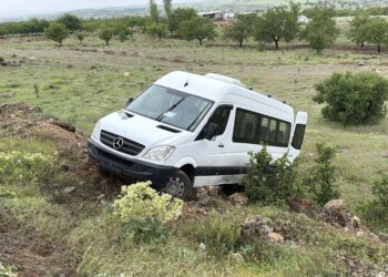 Minibüs şarampole devrildi; 2 yaralı