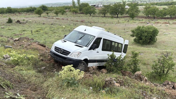 Minibüs şarampole devrildi; 2 yaralı