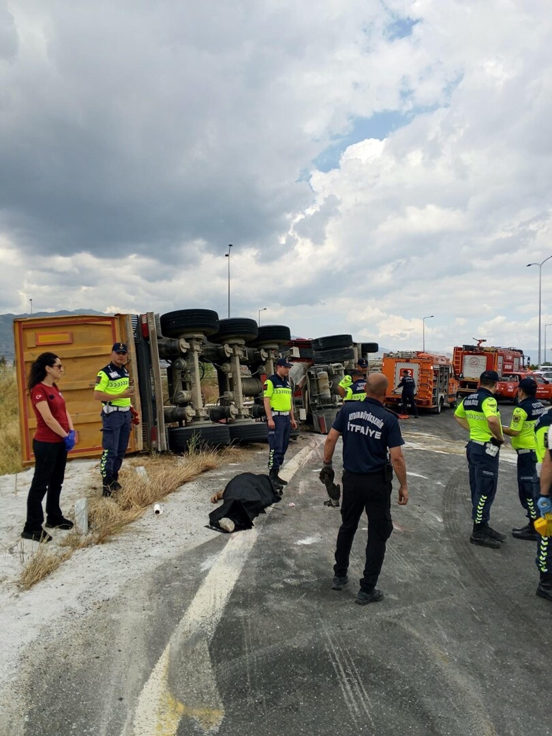 Aydın'da devrilen kamyonun şoförü öldü