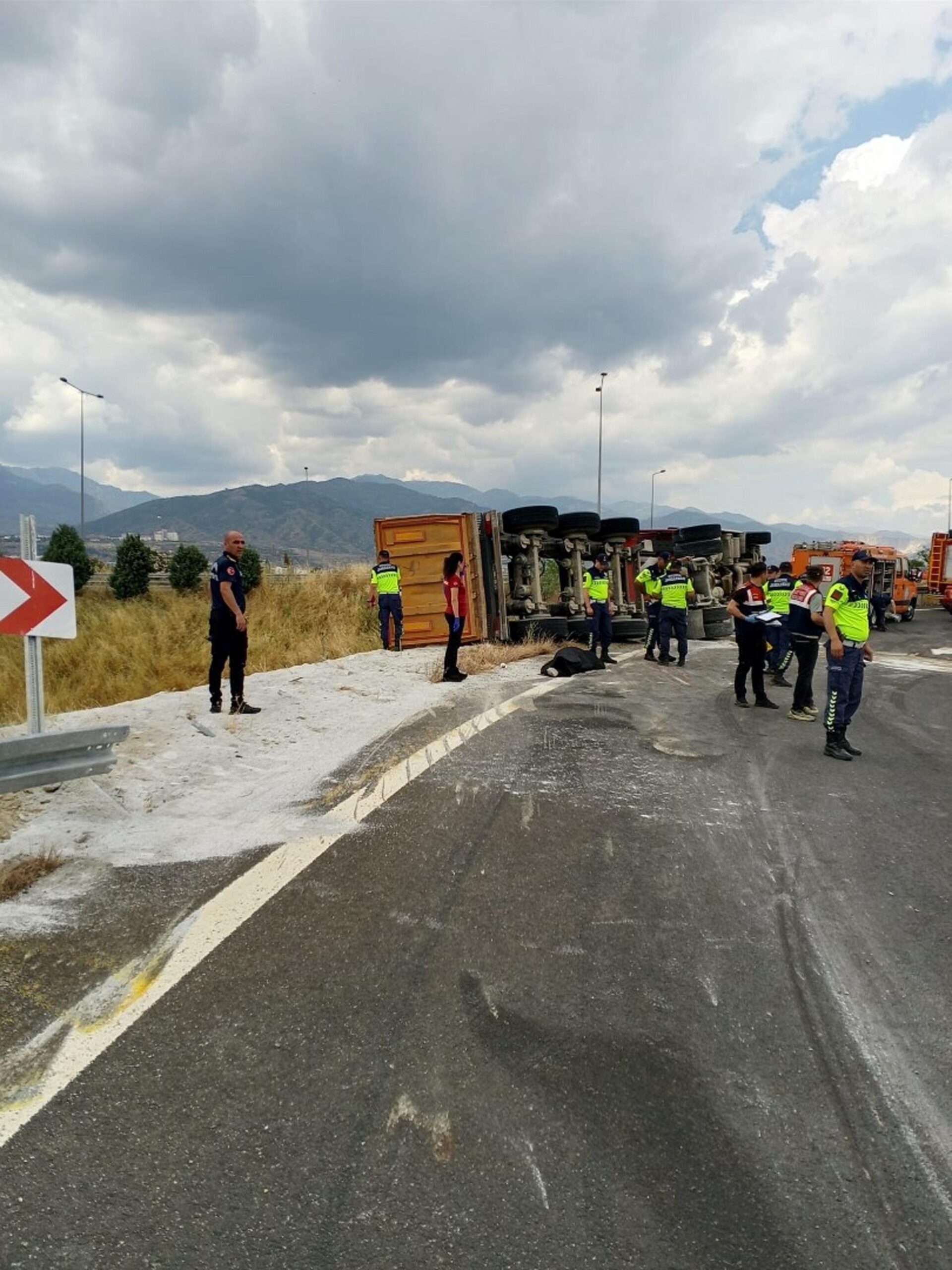 Aydın'da devrilen kamyonun şoförü öldü