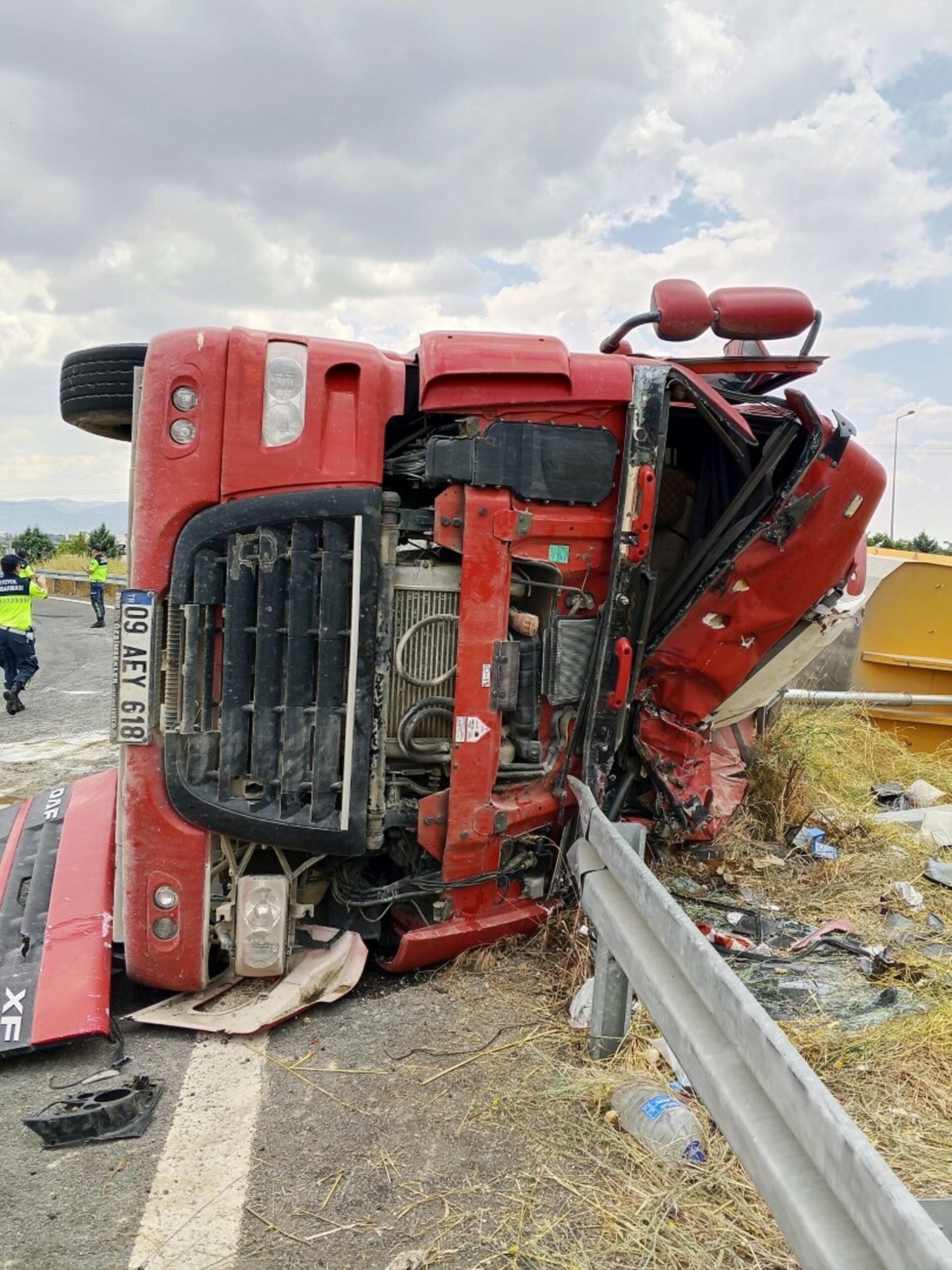 Aydın'da devrilen kamyonun şoförü öldü