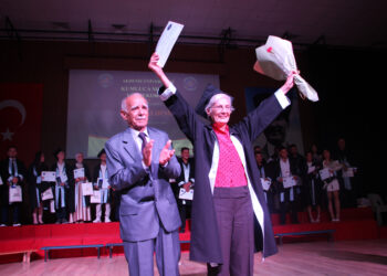 70 yaşında üniversiteden mezun oldu belgesini profesör oğlu verdi