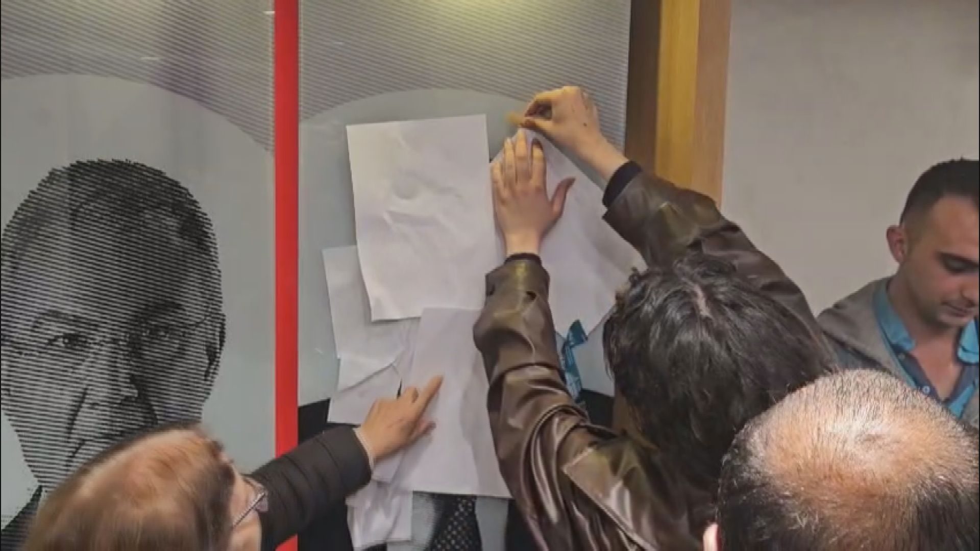 CHP İstanbul İl Başkanlığı'nın önünde ‘mutlak butlan’ kararına tepki