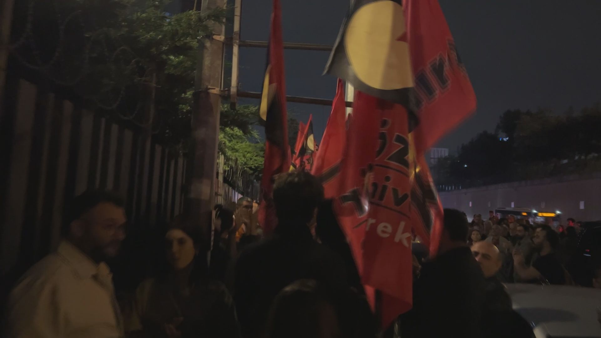 CHP İstanbul İl Başkanlığı'nın önünde ‘mutlak butlan’ kararına tepki