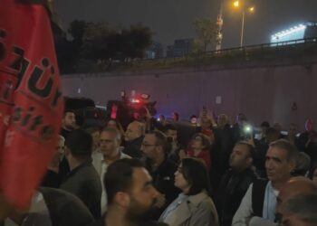 CHP İstanbul İl Başkanlığı'nın önünde ‘mutlak butlan’ kararına tepki
