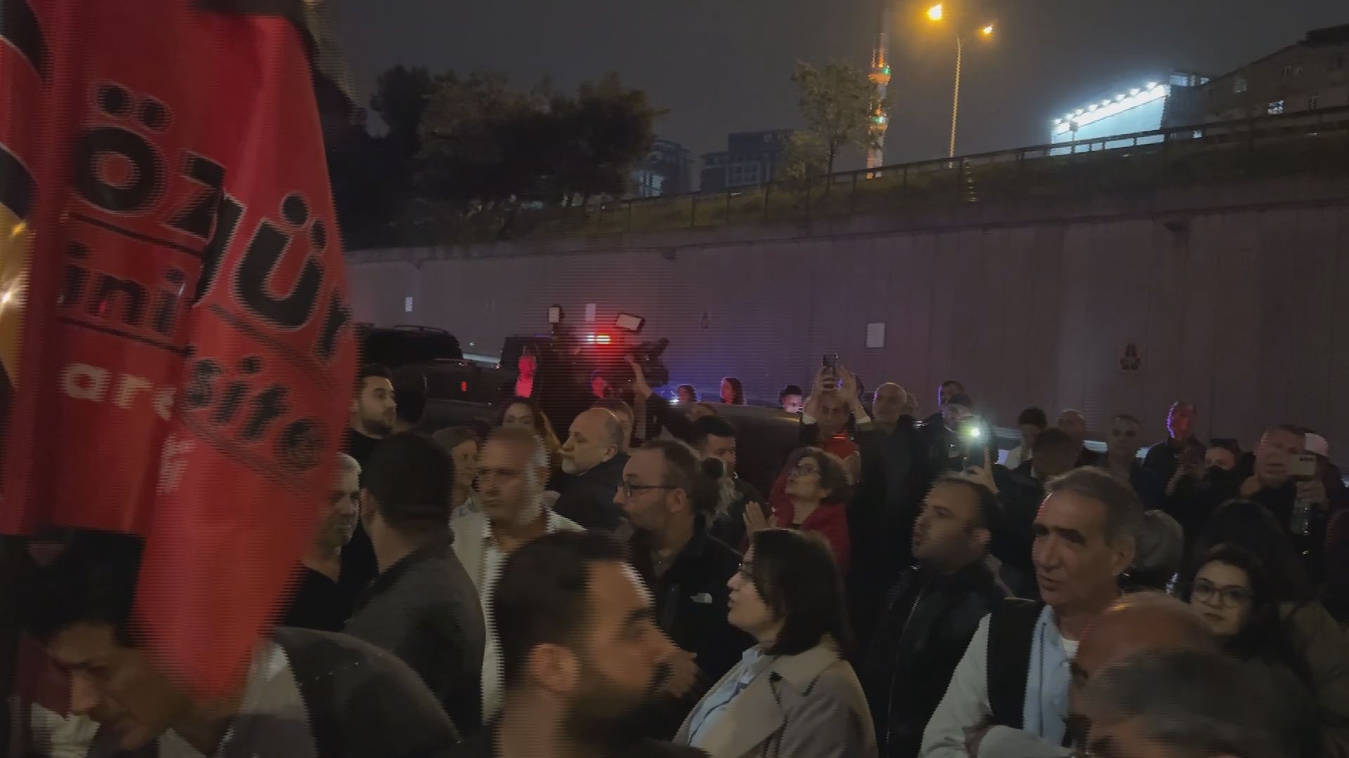 CHP İstanbul İl Başkanlığı'nın önünde ‘mutlak butlan’ kararına tepki