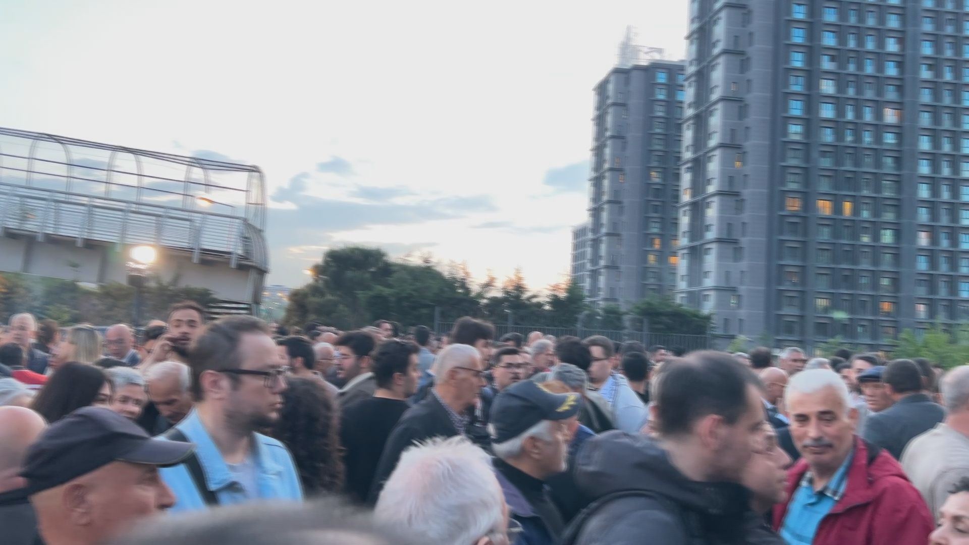 CHP İstanbul İl Başkanlığı'nın önünde ‘mutlak butlan’ kararına tepki