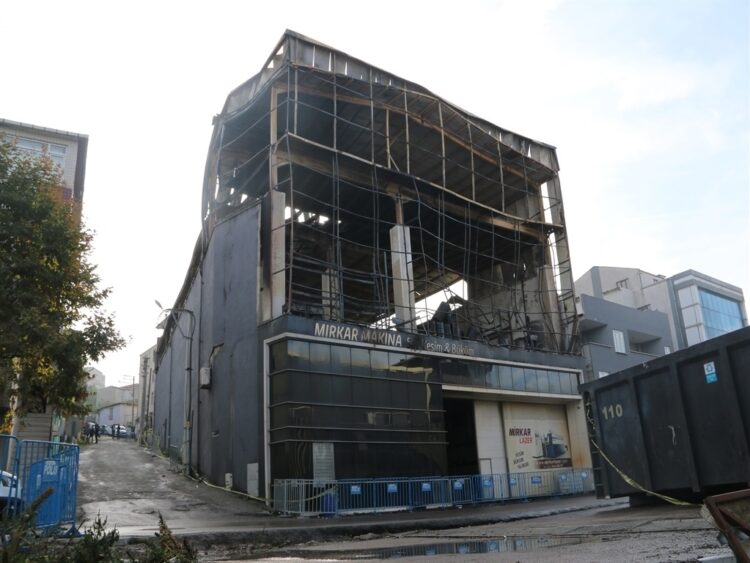 7 işçinin öldüğü kozmetik fabrikasındaki yangına ilişkin ara karar; 3 tahliye