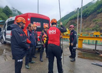 Derede balık avlarken akıntıya kapılan yeğeni ölen, kendisi ise kaybolan amca aranıyor