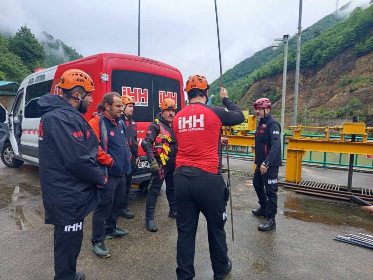 Derede balık avlarken akıntıya kapılan yeğeni ölen, kendisi ise kaybolan amca aranıyor