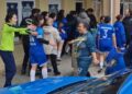 Kadın futbol takımı oyuncuları sahada birbirine girdi