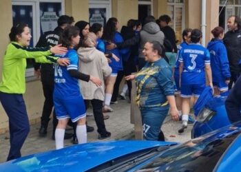 Kadın futbol takımı oyuncuları sahada birbirine girdi