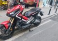Şişli'de yolun karşısına geçen kişiye motosiklet çarptı; kaza kamerada