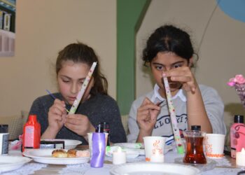 İyilik atölyesi: Mazlum coğrafyalara destek için mum boyayıp, kanaviçe işlediler