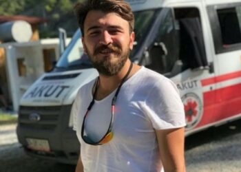 Motosikletiyle refüje çarpıp ölen kuryenin kardeşi de 4 yıl önce motosiklet kazasında ölmüş