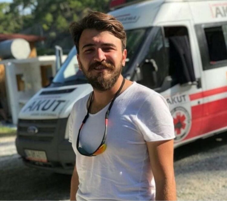 Motosikletiyle refüje çarpıp ölen kuryenin kardeşi de 4 yıl önce motosiklet kazasında ölmüş
