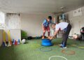 Oğlunun hayali için evinin balkonunun mini futbol sahasına çevirdi