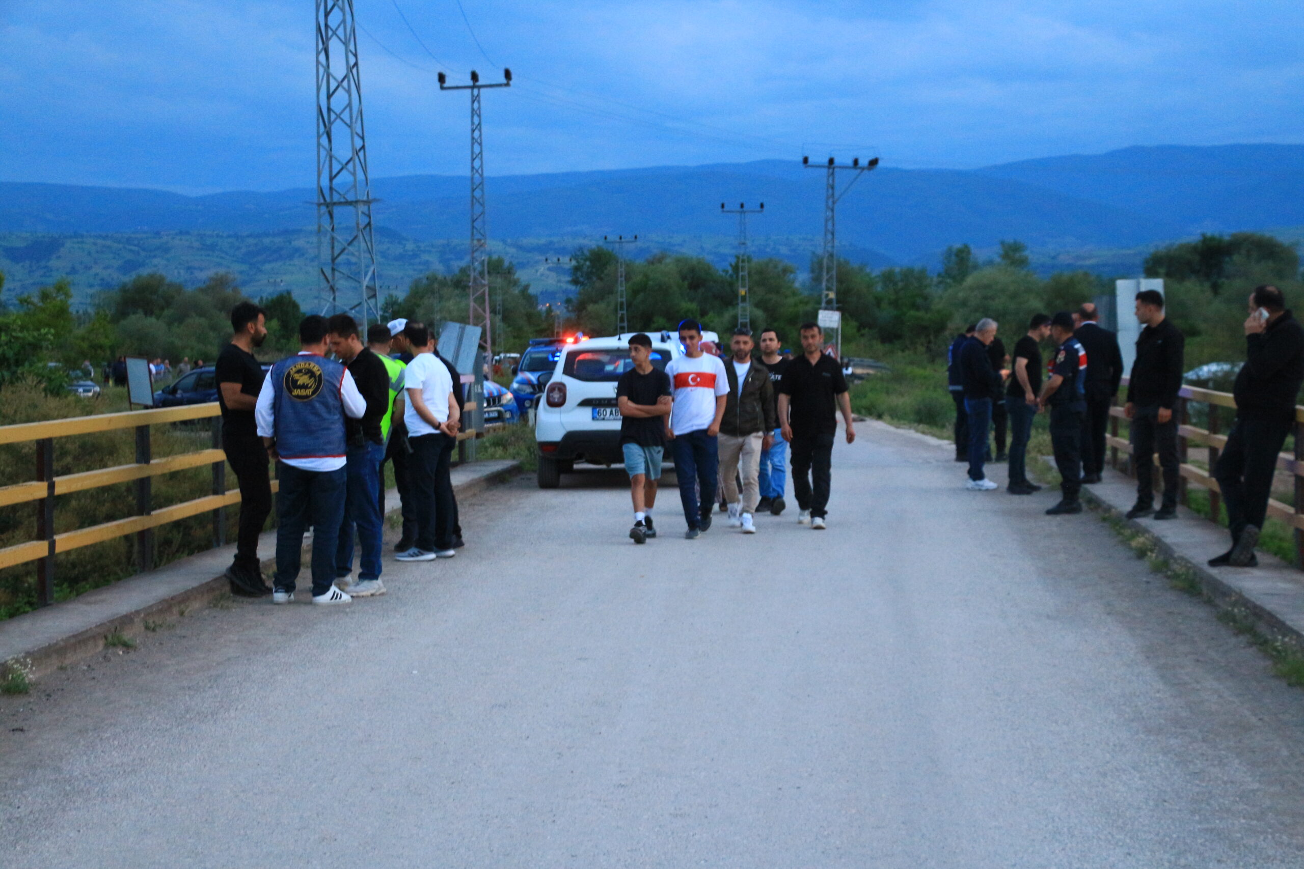 Tokat'ta çaya düşüp kaybolan 2 genç, üç ayrı koldan aranıyor