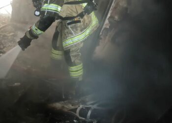 Diyarbakır'da 11 katlı binada yangın; 2 kişi dumandan etkilendi