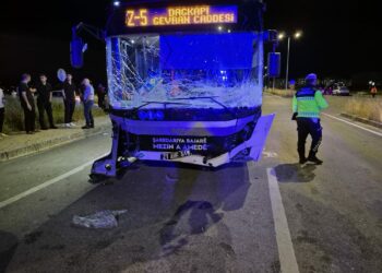 Diyarbakır’da belediye otobüsü ile otomobil çarpıştı: 2 ölü, 7 yaralı