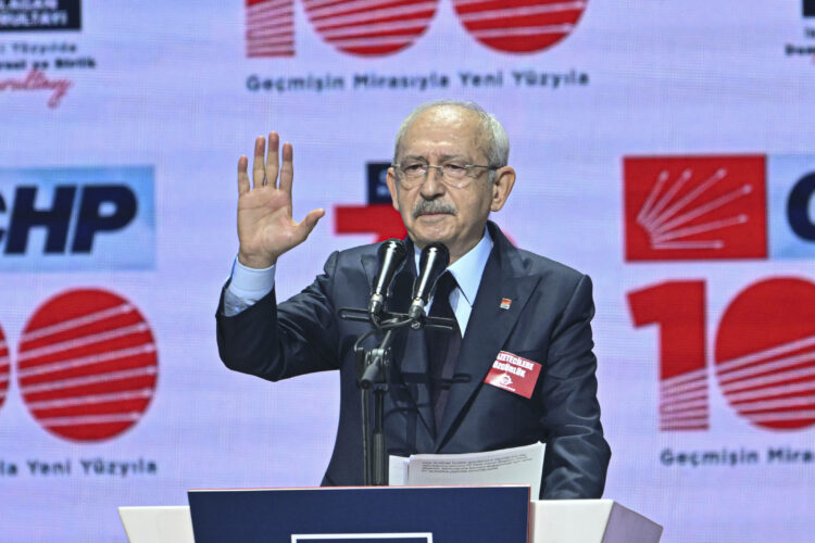 CHP 38. Olağan Kurultayı, Ankara Spor Salonu'nda başladı. Kurultaya katılan CHP Genel Başkanı Kemal Kılıçdaroğlu, burada konuşma yaptı. ( Harun Özalp - Anadolu Ajansı )