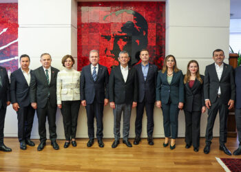 Özgür Özel, Büyükşehir Belediye Başkanlarıyla CHP Genel Merkezi’nde toplandı