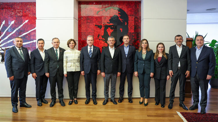 Özgür Özel, Büyükşehir Belediye Başkanlarıyla CHP Genel Merkezi’nde toplandı