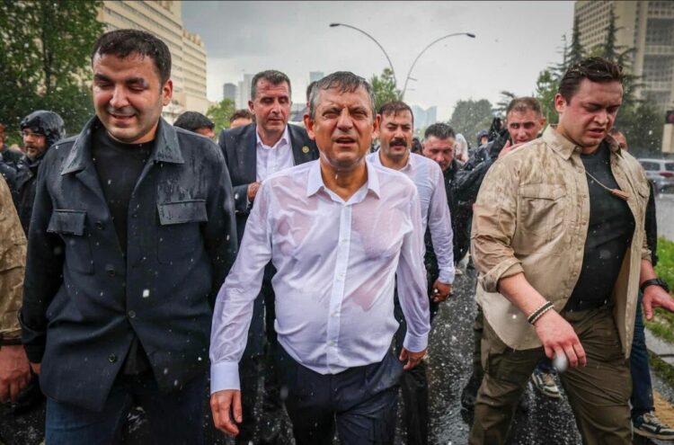 Özgür Özel'den Ankara'da bayram buluşması çağrısı; "Makamlar sizin, meydanlar bizim"