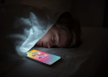 Gece telefonla uyumanın zararları neler? Fark etmeden sağlığınızı bozuyor olabilirsiniz