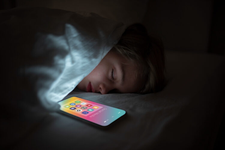 Gece telefonla uyumanın zararları neler? Fark etmeden sağlığınızı bozuyor olabilirsiniz