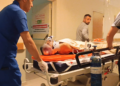3 katlı inşaatta harç dökerken başına demir isabet eden işçi, ağır yaralandı