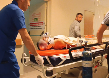 3 katlı inşaatta harç dökerken başına demir isabet eden işçi, ağır yaralandı