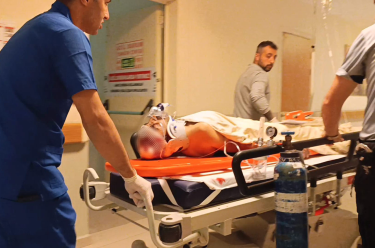 3 katlı inşaatta harç dökerken başına demir isabet eden işçi, ağır yaralandı