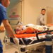 3 katlı inşaatta harç dökerken başına demir isabet eden işçi, ağır yaralandı