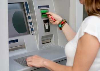 ATM’lerden para çekerken bu hatayı yapanlar dolandırılıyor