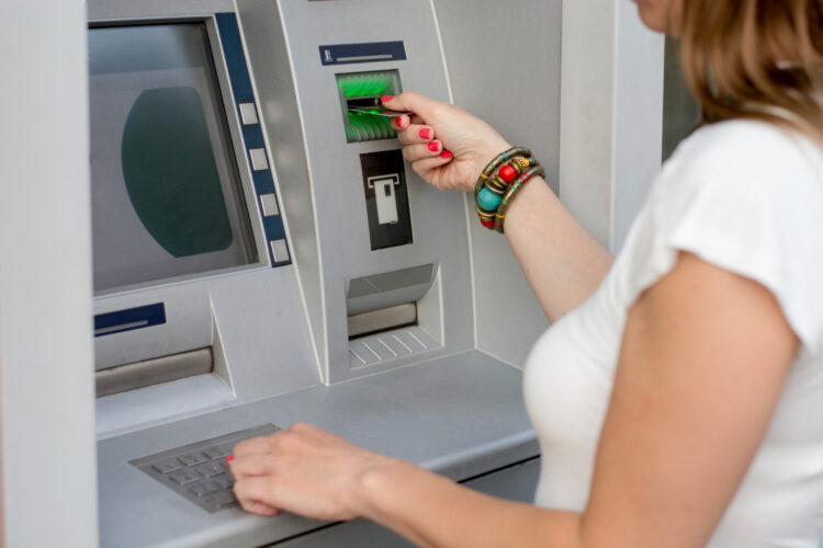 ATM’lerden para çekerken bu hatayı yapanlar dolandırılıyor