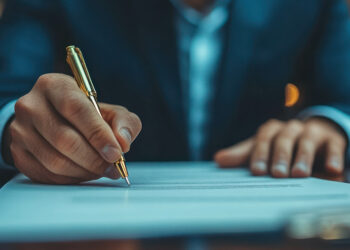 Boş senede imza atmanın riskleri neler? Bir imza hayatınızı karartabilir