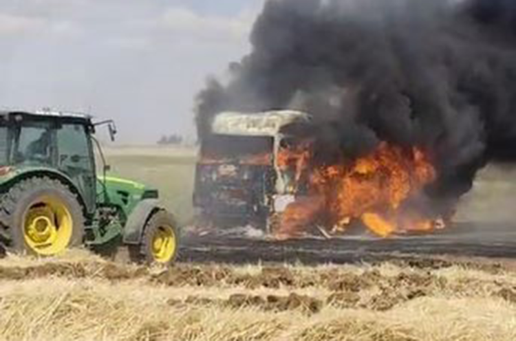 Anız yangınında alevler TIR’a sıçradı; o anlar kamerada