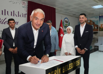Bakan Ersoy, Antalyalı çiftin nikah şahidi oldu