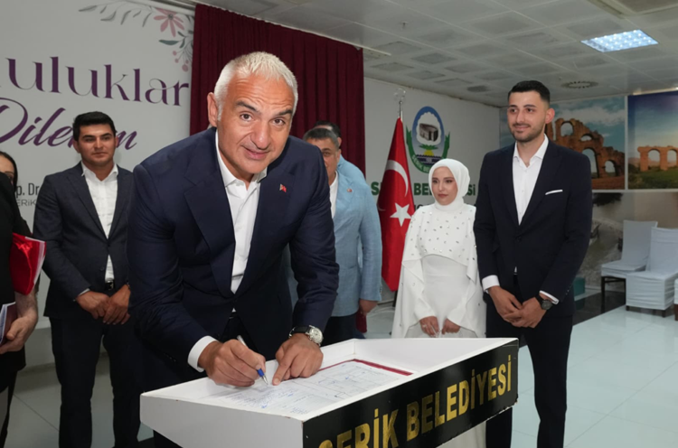 Bakan Ersoy, Antalyalı çiftin nikah şahidi oldu