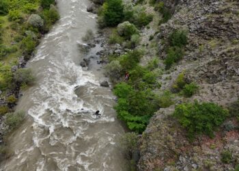 Artvin'de kontrolden çıkarak Çoruh Nehri’ne düşen otomobilde bulunan ve akıntıya kapıldığı belirtilen baba ve oğlu için arama-kurtarma çalışması sürüyor. Fotoğraf: Fatih TÜYSÜZ/Artvin,(DHA)