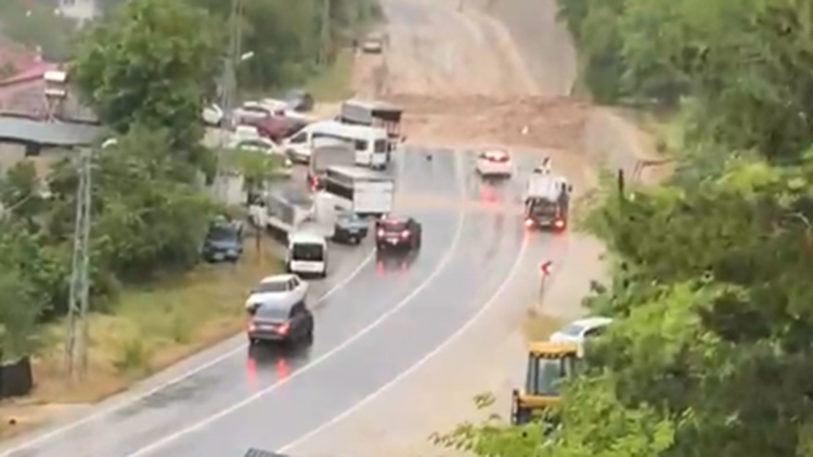 Feke-Kozan kara yolu sel ve heyelan nedeniyle ulaşıma kapandı