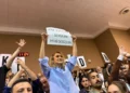 İmamoğlu’nun doğum gününde duruşma salonunda dikkat çeken anlar: ‘İyi Ki Doğdun’ pankartı açıldı