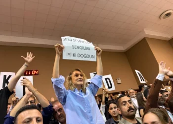 İmamoğlu’nun doğum gününde duruşma salonunda dikkat çeken anlar: ‘İyi Ki Doğdun’ pankartı açıldı