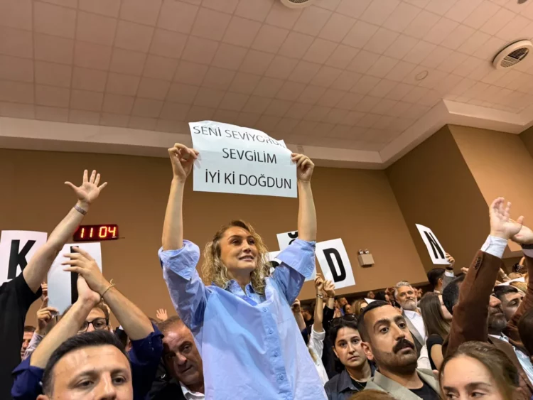 İmamoğlu’nun doğum gününde duruşma salonunda dikkat çeken anlar: ‘İyi Ki Doğdun’ pankartı açıldı