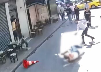 Kasımpaşa’da kız çocuğuna taciz iddiası; 60 yaşındaki şüpheli 3 yerinden bıçaklandı