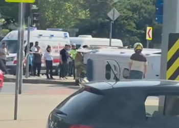 Kağıthane'de ambulans devrildi; 4 yaralı
